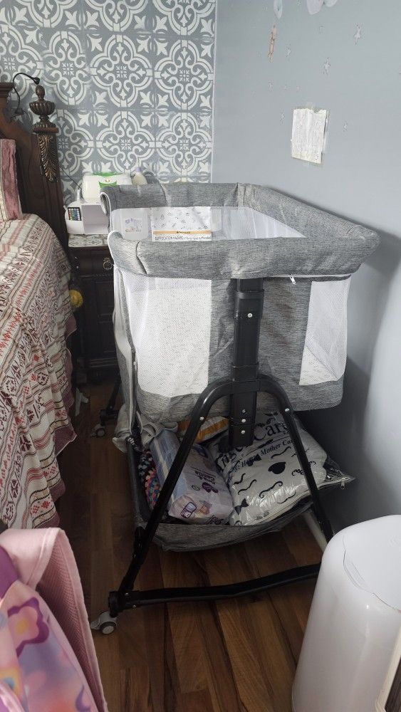 Baby Bedside Bassinet Like New Condition