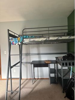 School besk with loft bed and mattress
