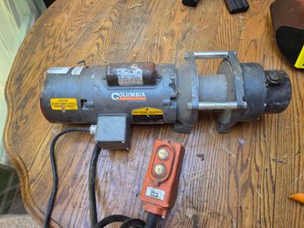 Columbia 900lb winch model HD900-1A34-F-11. DOES NOT HAVE WIRE LINE!!