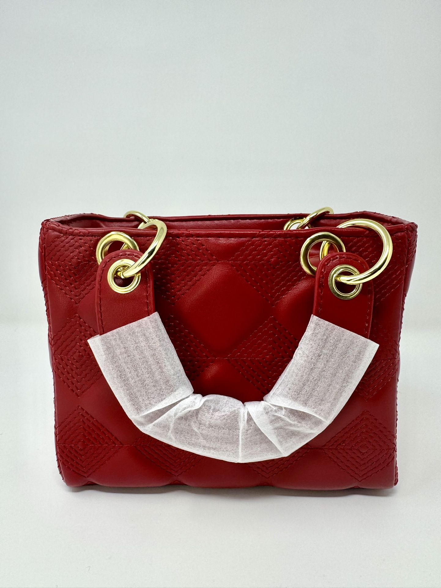 Red Quilted Top Handle Bucket Bag with Gold Hardware – Elegant Fashion Handbag