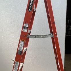 LOUISVILLE Stepladder: 6 ft Ladder Size, Fiberglass, 300 lb Load Capacity, 