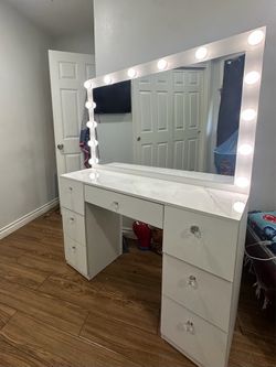Vanity mirror with lights