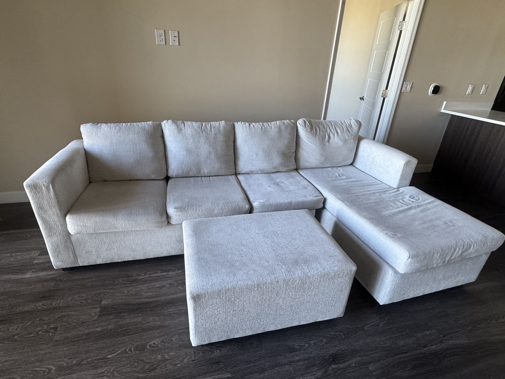 WHITE SECTIONAL COUCH NEED GONE GREAT CONDITION
