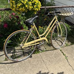 Adorable Women’s Vintage Schwinn Bike - Yellow