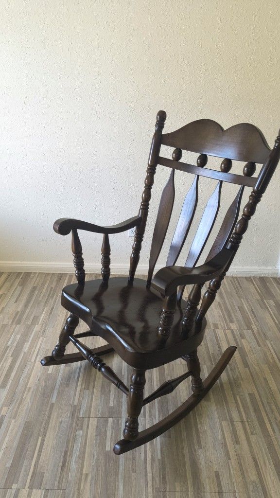 Antique American Rocking Chair ❤️