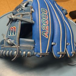 Used In Great Condition Wilson A2000 Pro stock DP15 Blonde blue with white size 11.5