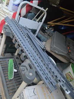 Small metal And wood shelf system, working conditions