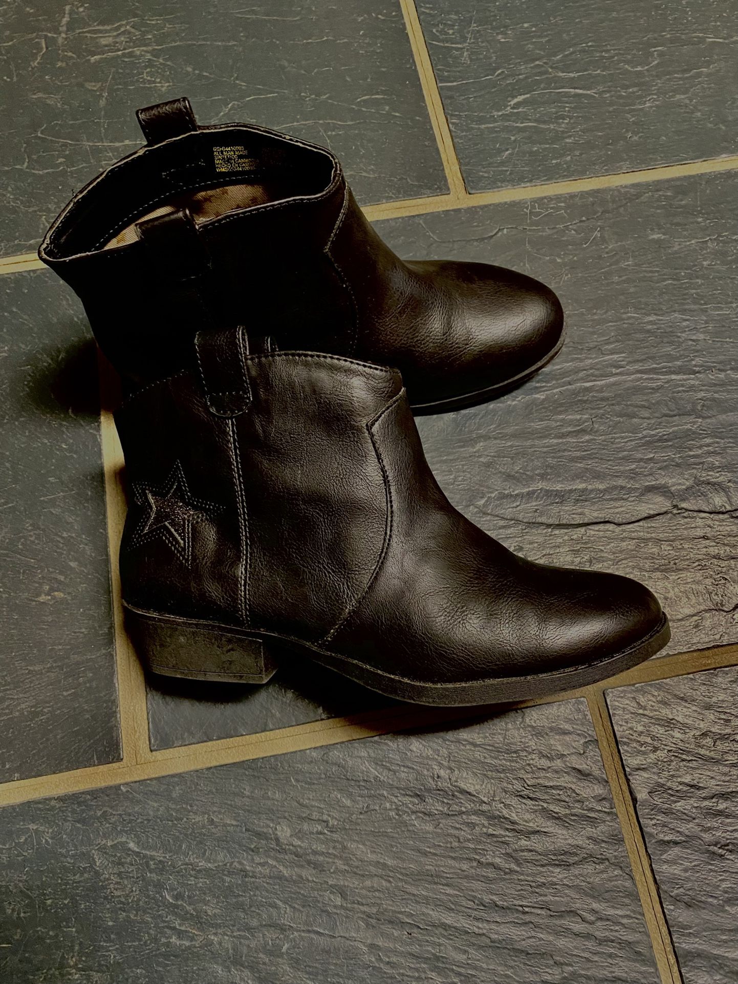 Girl/women’s Ankle Boots Black Like New Size 5