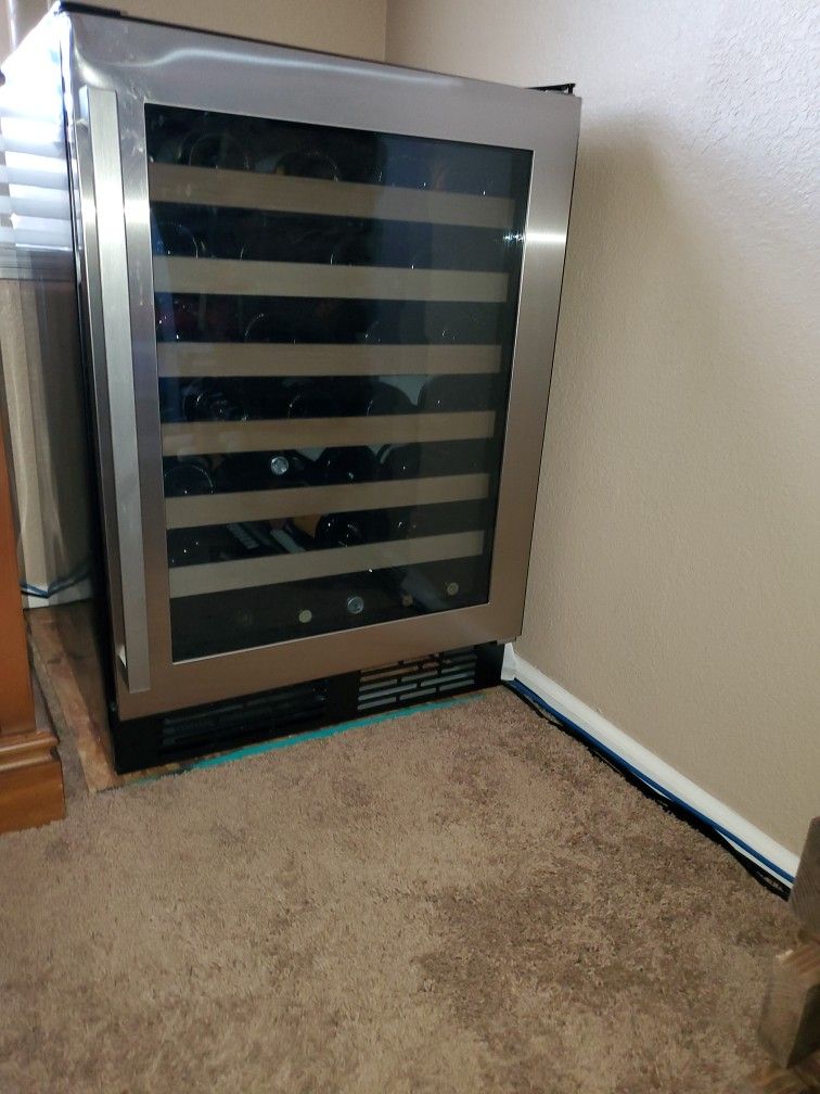 Wine Fridge Hisense 54 Bottle
