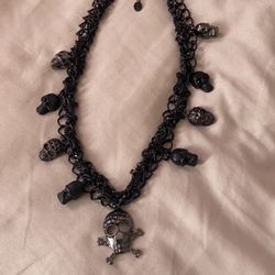 Metal Choker With Skulls 