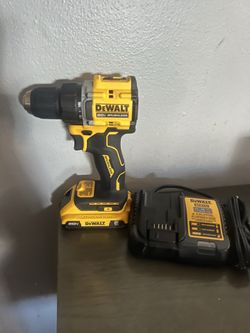 DEWALT ATOMIC 20-Volt MAX Brushless Cordless 1/2 in. Drill Driver Kit