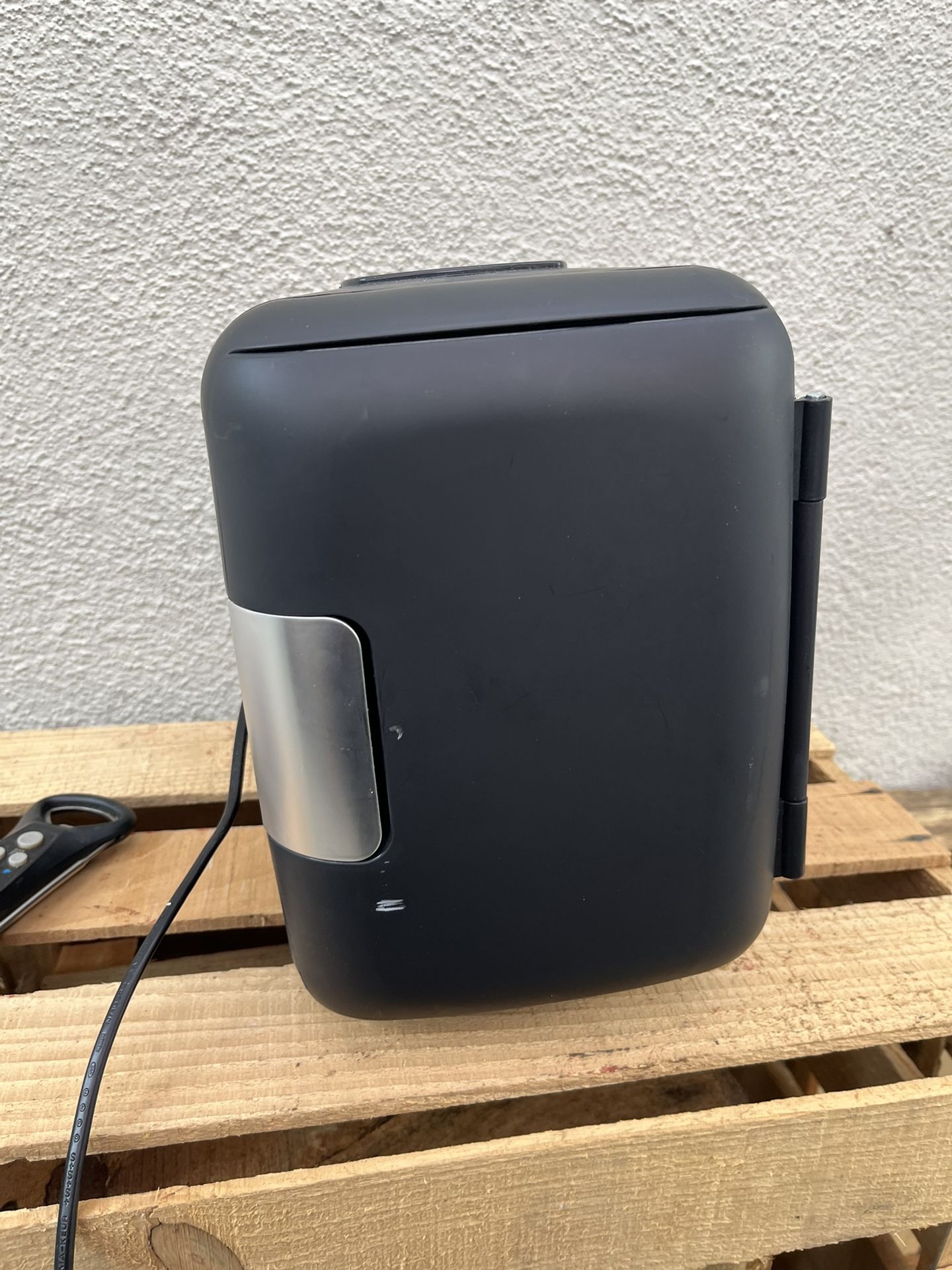 Mini Hot & Cold Fridge – 120V Plug-In Only – Makeup, Skincare, Breast Milk – Holds 4 Cans ⸻ Description Compact hot & cold mini fridge, ideal for m