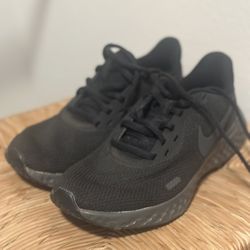 Black Nike Tennis Shoe Size 6