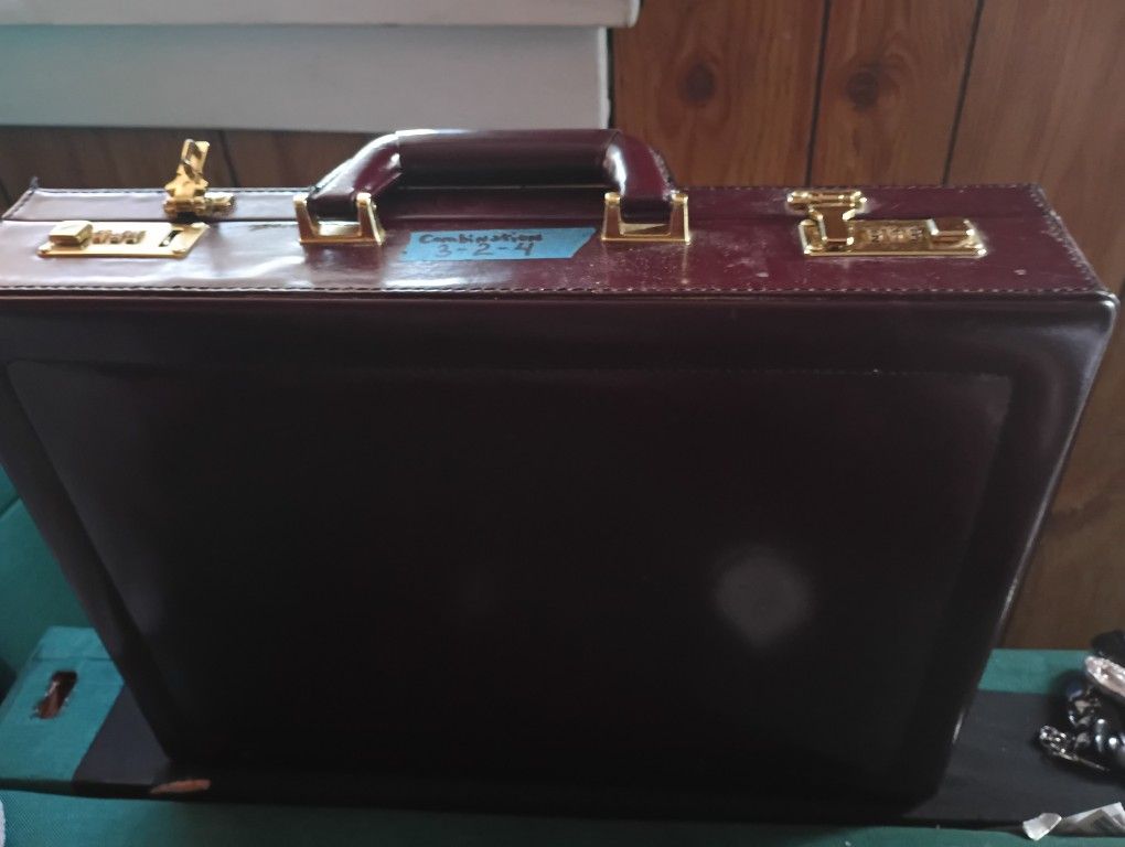 Vintage Classic Leather Briefcase. (Quality Name Brand!)