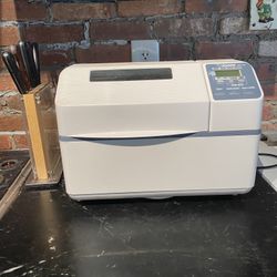 Like New Automatic ZOJIRUSHI Bread Maker