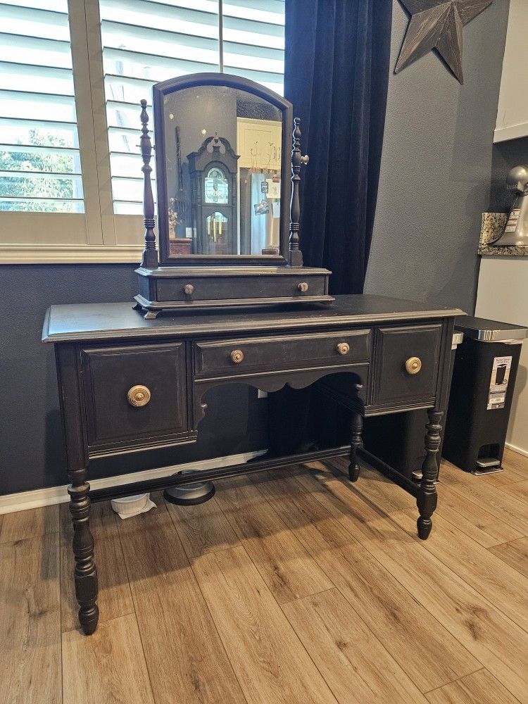Antique Vanity With Removale Mirrod