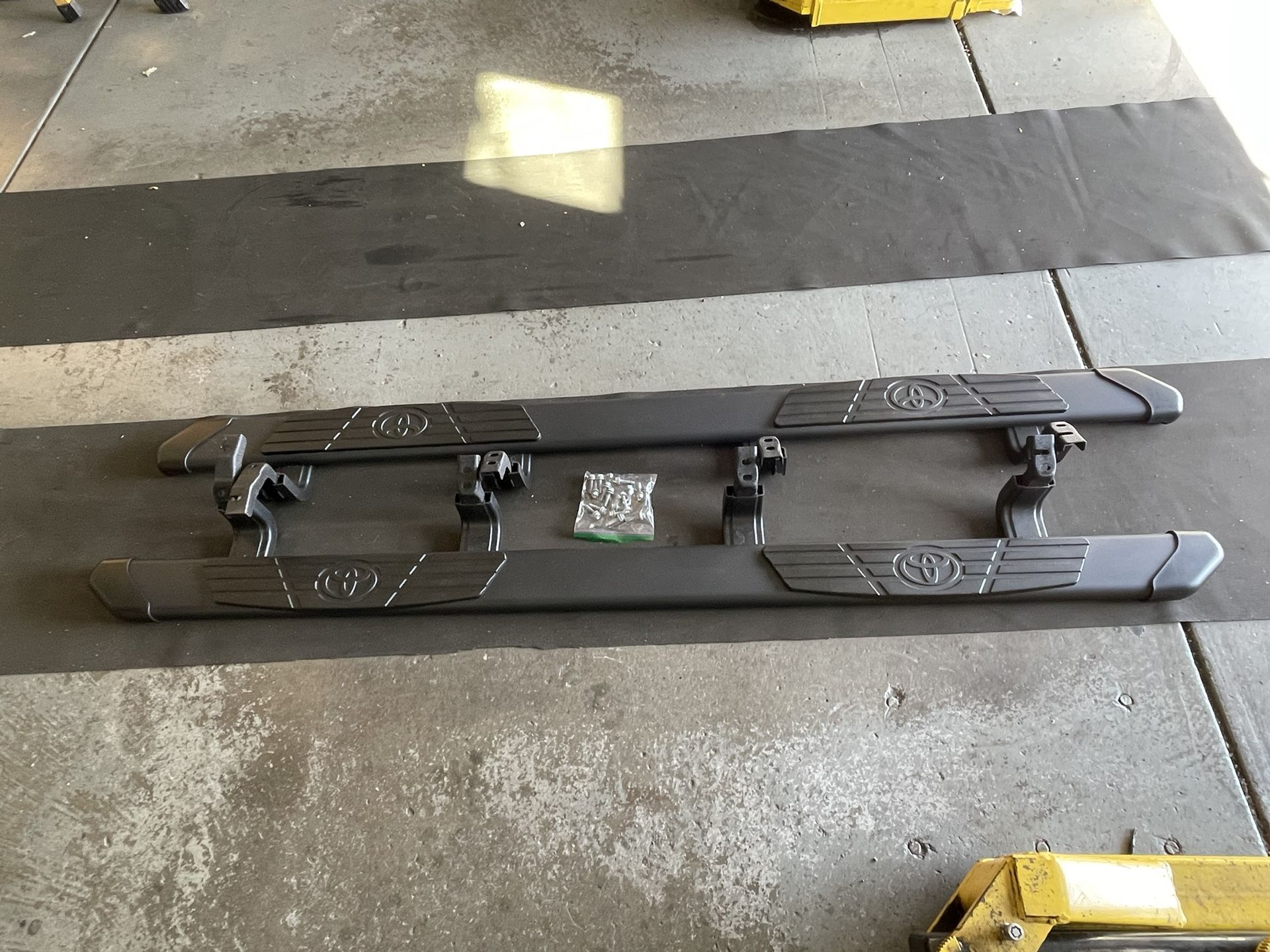 2025 TOYOTA TUNDRA CREW CAB OEM RUNNING BOARDS