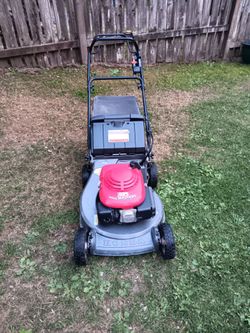 Honda self-propelled commercial lawn mower has blade stop runs great