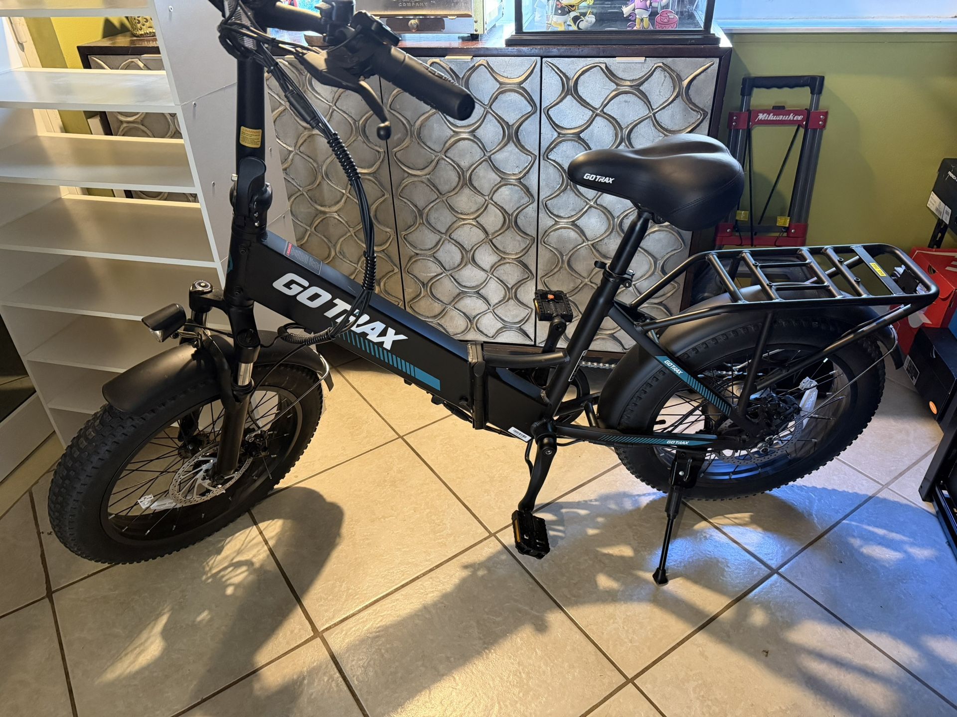 GOTRAX R2 20" Bike with 20Mph 55mile range. The bike has less than 30 miles on it.