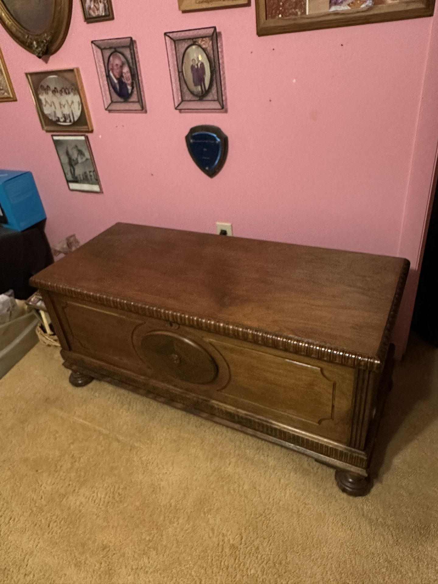 Roos Forest Park Cedar Chest 