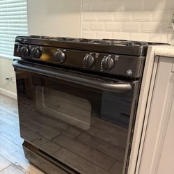 GE Gas Oven / Stove / Range (30in)