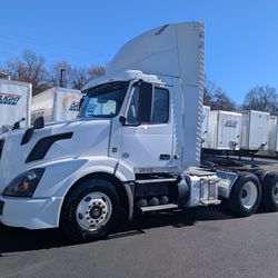 Volvo VNL, white Day Cab