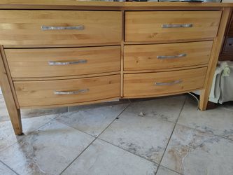 Tradewins Townhouse Solid Wood 3-Piece Bedroom Set - Perfect Condition