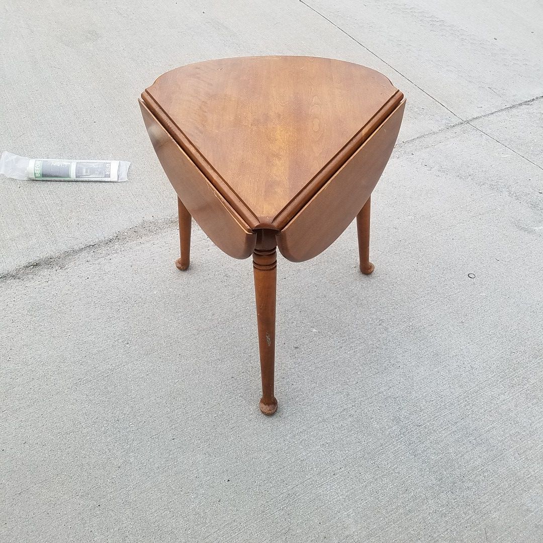 Beautiful vintage Ethan Allen Table
