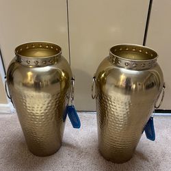 Pair of Hammered Golden Metal 18” h Urns For Indoors Or Outdoors Pickup In Gaithersburg Md20877
