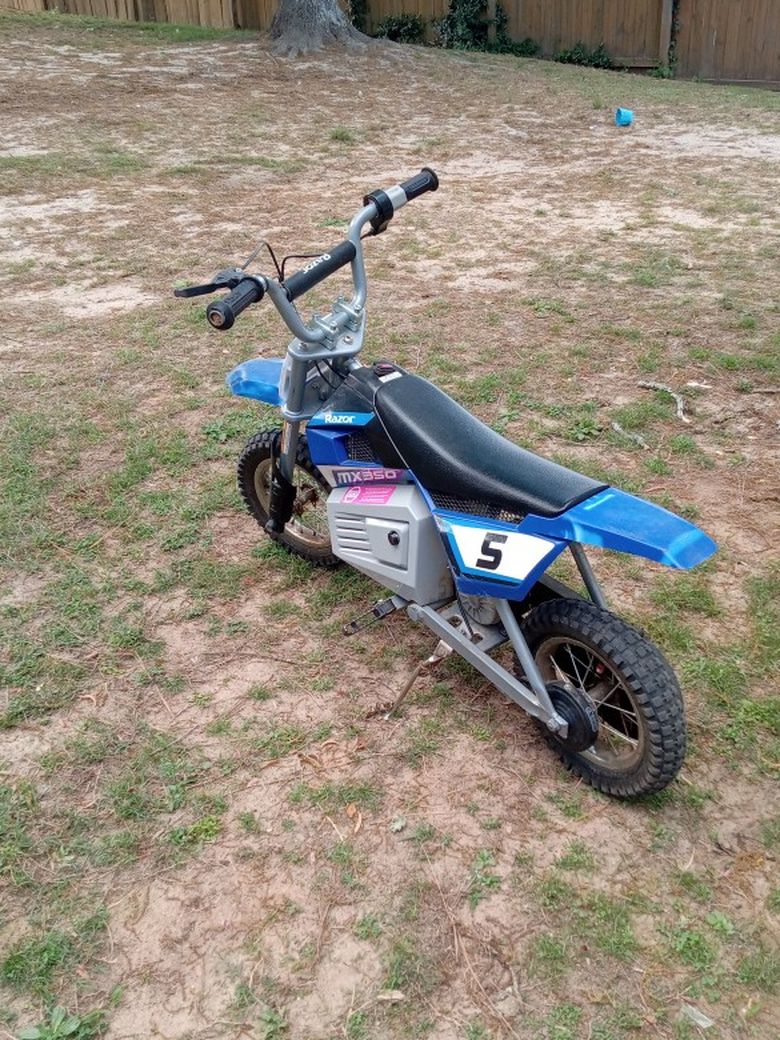 Everything Works It goes 15miles Comes with a charger You could come get it Or I could drop it off to you
