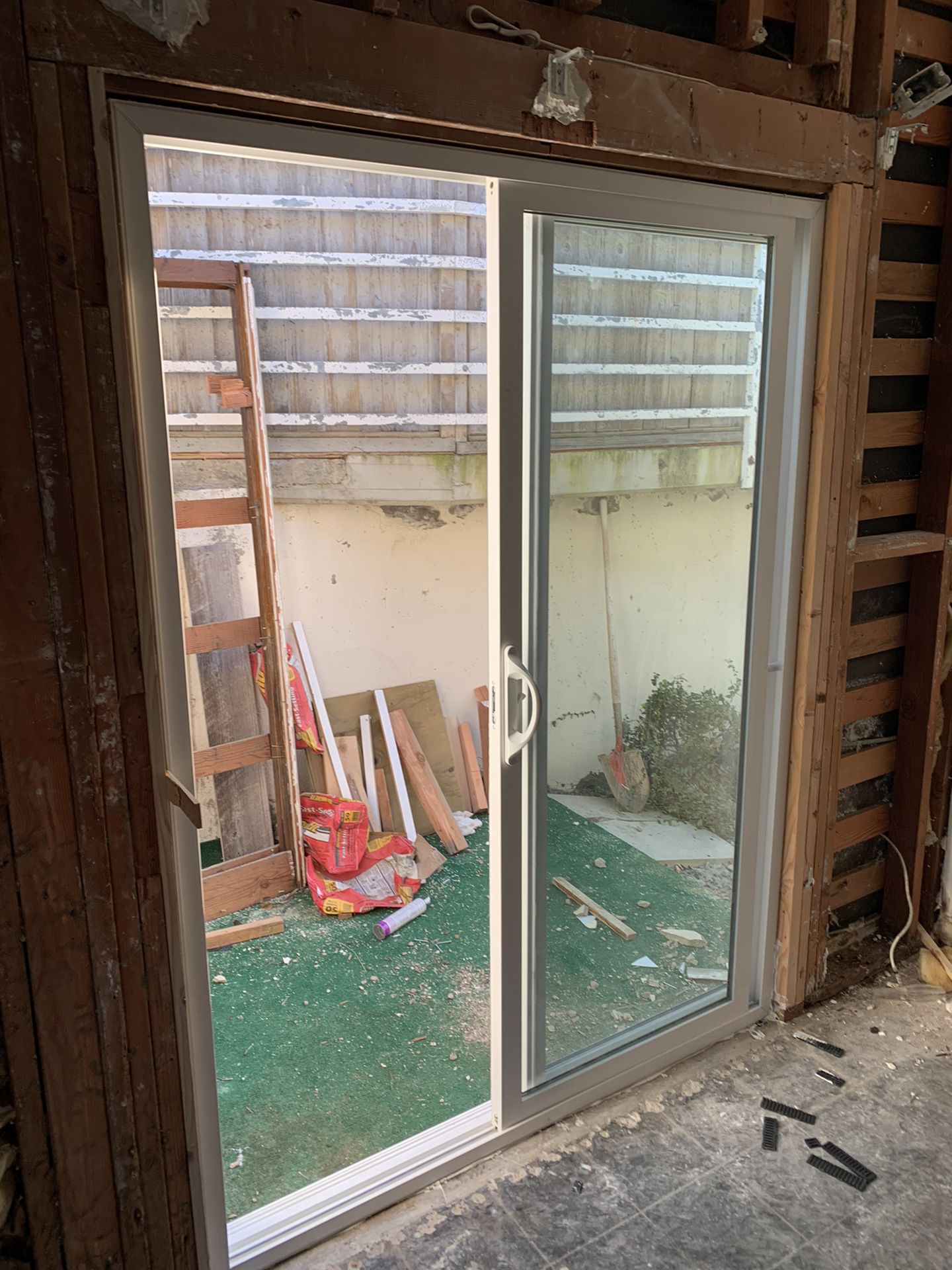 5’ sliding glass door. Dual glazed 80 “ tall with all the hardware. Locking mechanism and slider work great.