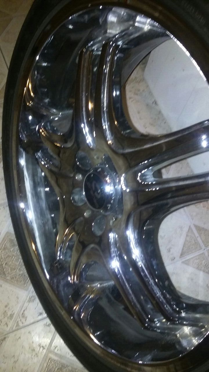 LORENZO RIMS AND TOYO TIRES 245/40/20 99W