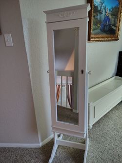 Freestanding Jewelry Stand w Light