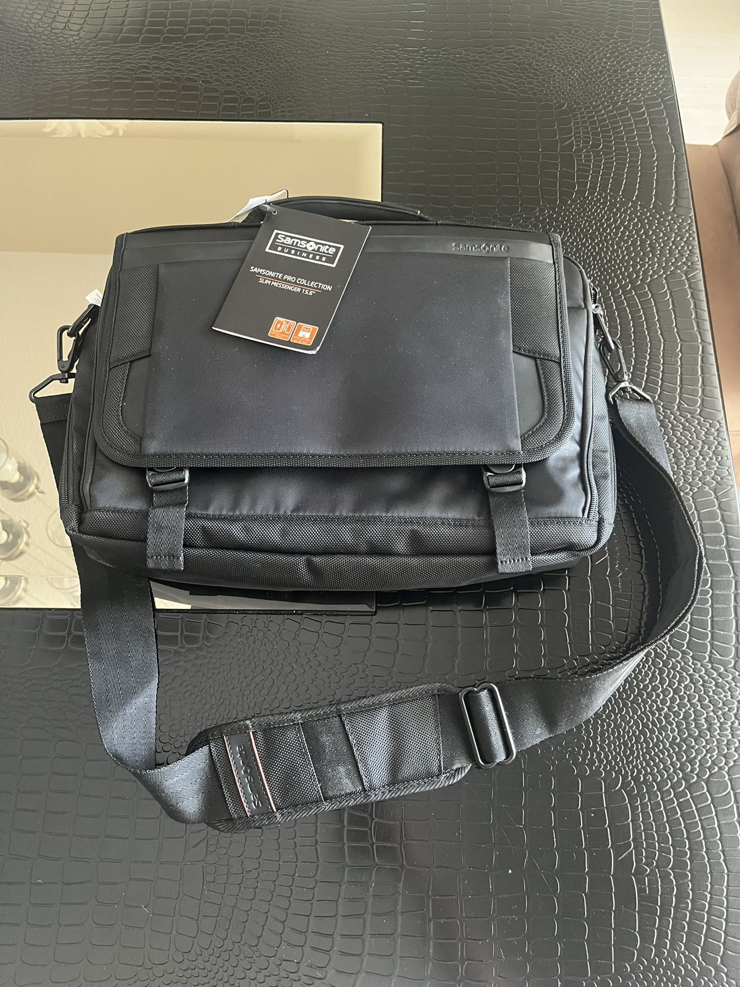 Samsonite Pro Slim Messenger 15.6”