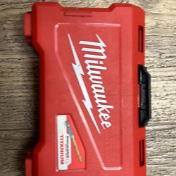 Milwaukee SHOCKWAVE Impact duty titanium drill bits with RED HELIX are engineered for impacts and drills. Designed with a Variable Helix 