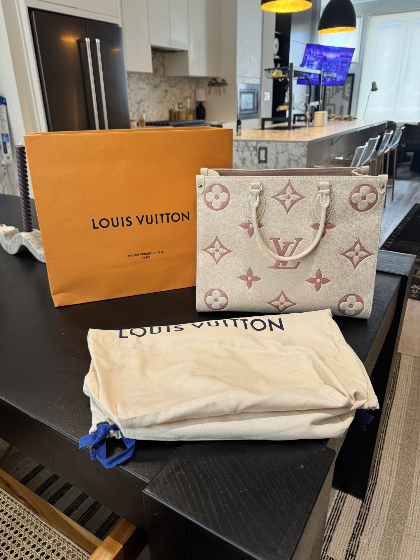 AUTHENTIC Louis Vuitton OnTheGo MM tote bag