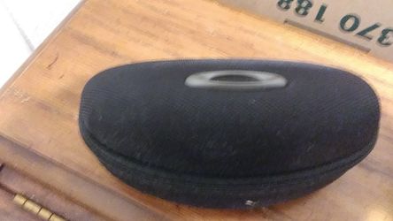 Oakley zippered sunglasses case