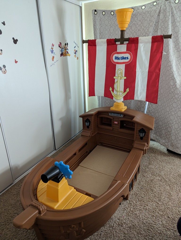 Little Tikes Pirate Ship Toddler Bed WITH MATTRESS
