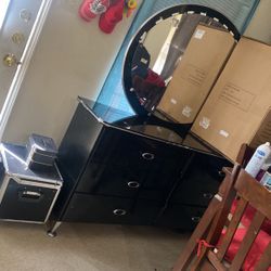 Black Dresser With Mirror 