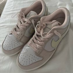 Nike Woman’s Dunks Size 5.5-7.5