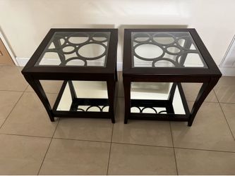 Set of two end tables