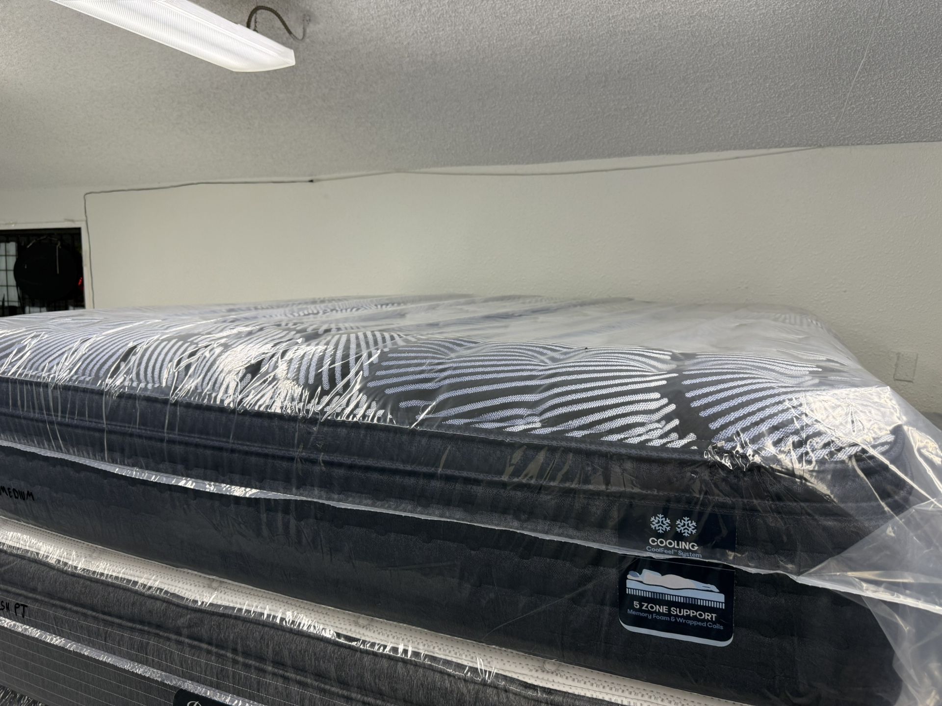 KING SIZE SERTA PERFECT SLEEPER QUILTED HYBRID (MEDIUM) MATTRESS & BOX SPRINGS BED SET