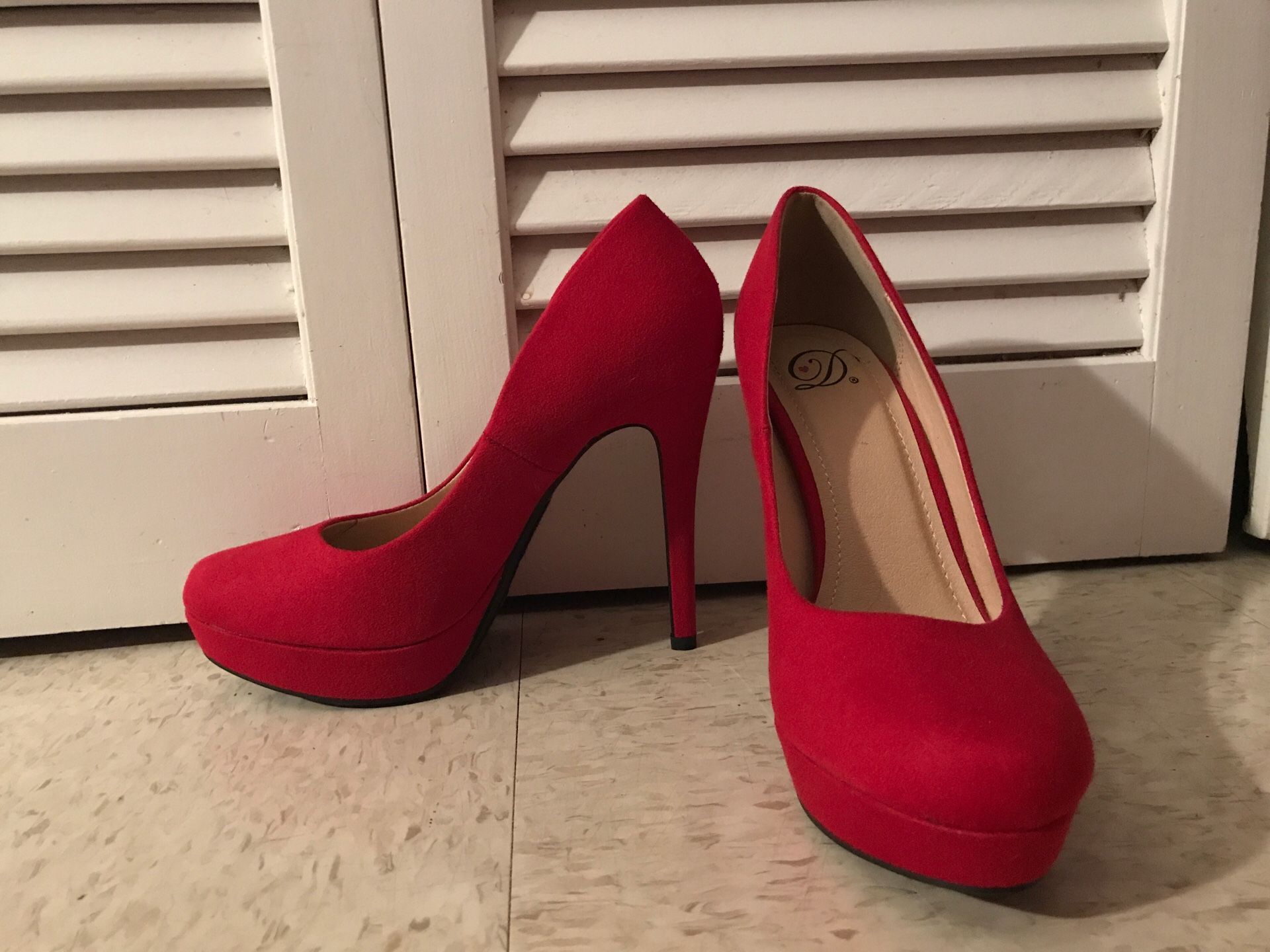 8.5 Red Velvet Heels— NEED GONE