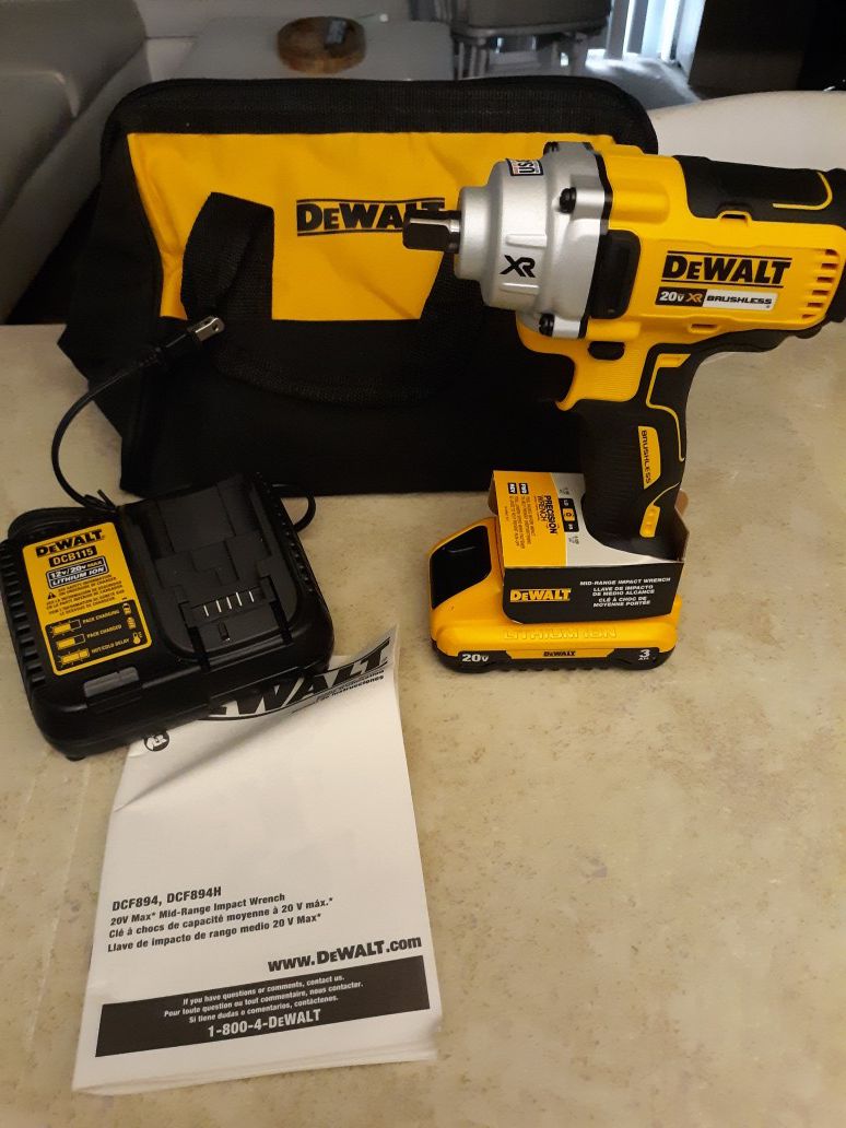DEWALT 20 VOLT MID IMPACT WRENCH 1/2", WITH BATTERY 3.0AH, CHARGER AND BAG. NEW. NUEVO.