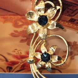 #1636, VINTAGE GOLD TONE FLOWER BROOCH BLUE CRYSTAL STONES 3'in
