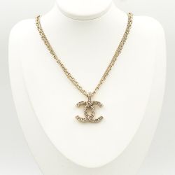 A fashionable double-layer necklace