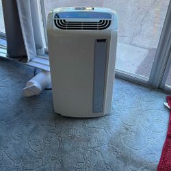 DeLonghi portable air conditioner unit as seen in picture it works perfectly fine. You see all the specs in the pictures.