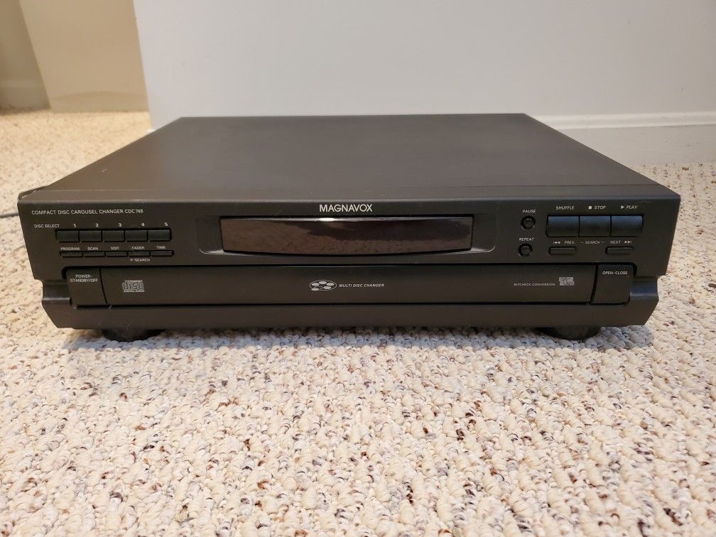 Magnavox 5 disc CD player. Model CDC 748