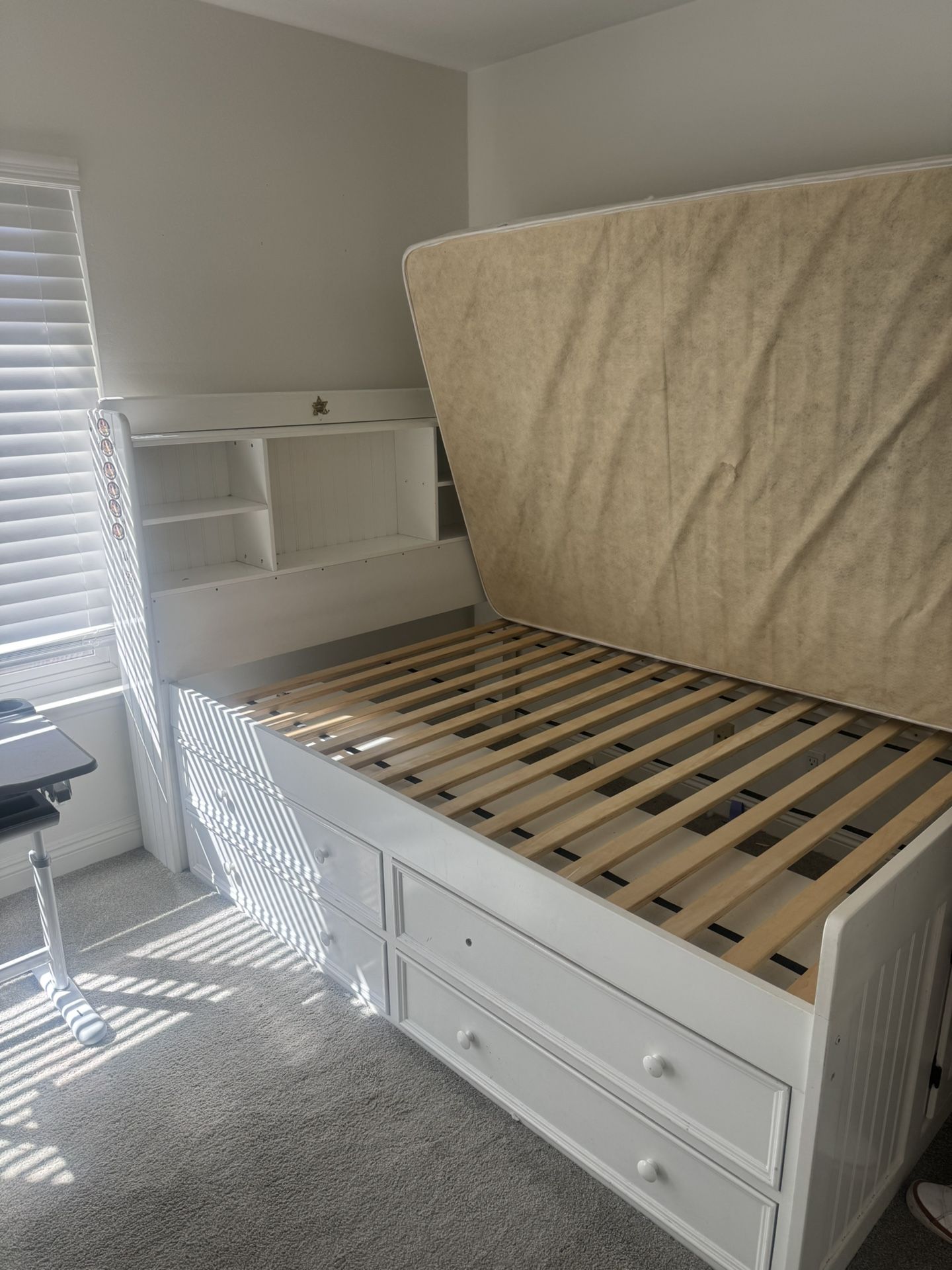 White Queen Size Storage Bed W/ 4 Drawers