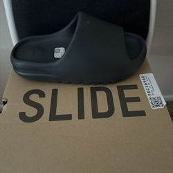 New Yeezy slides - Size 5 Youth/Womens